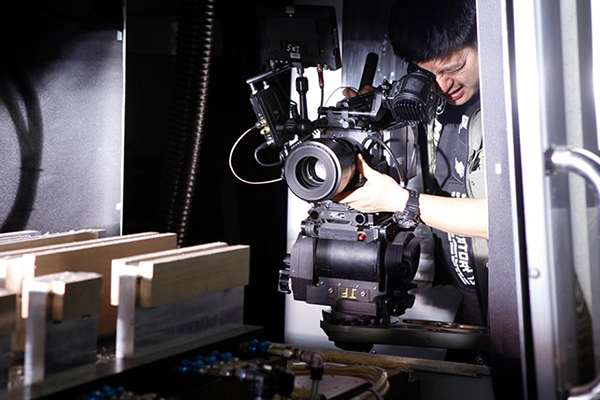 摄影师聚精会神的展示本领;拍摄吉他加工环境; 摄影师聚精会神的展示本领;拍摄吉他加工环境;