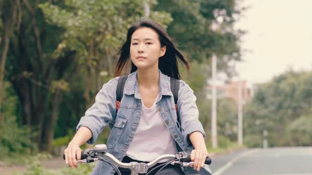 影片中的一位舞蹈老师寻找新的工作；前途渺茫找不到方向