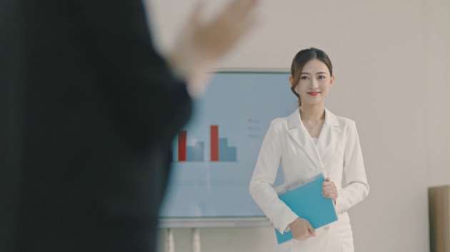 职场中的这位美女在一次重大项目的演讲中找到了自信的人生；