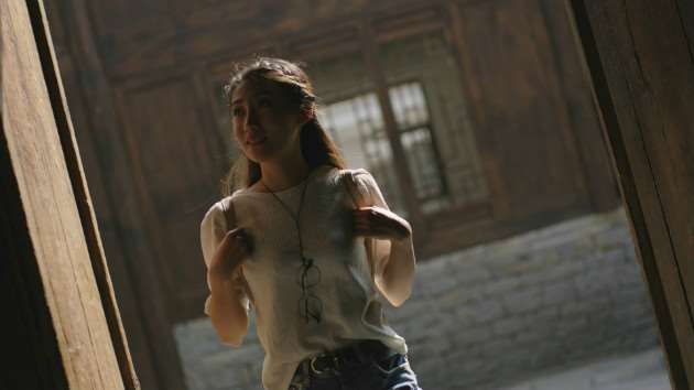 宣传片中的美女主人公;处境记忆了古镇的美好旅程; 宣传片中的美女主人公;处境记忆了古镇的美好旅程;