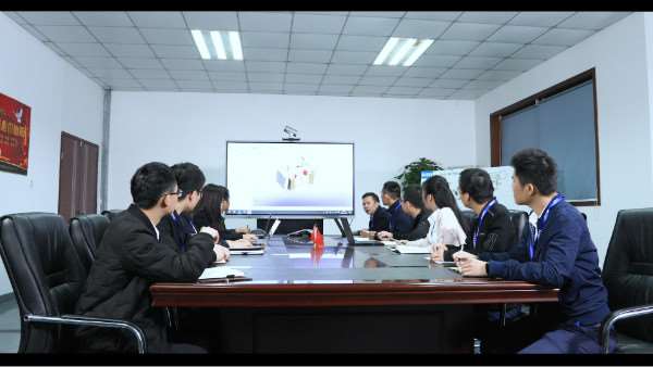 工厂全体开会讨论国际化市场