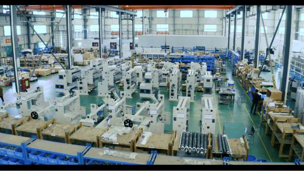 密密麻麻的生产设备不间断的加工生产